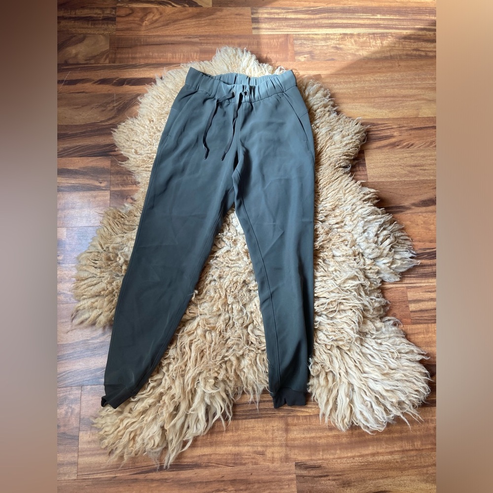 Like new LuLuLemon joggers-size 2